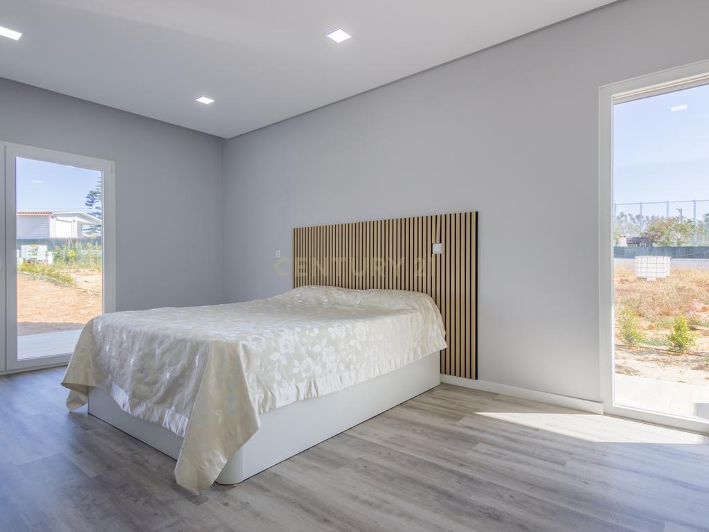 Vila Alegre / Fernão Ferro - Luxuosa moradia isolada térrea de 4 assoalhadas com arquitetura comtemporânea inserida em lote de 2775 m² - Image 17