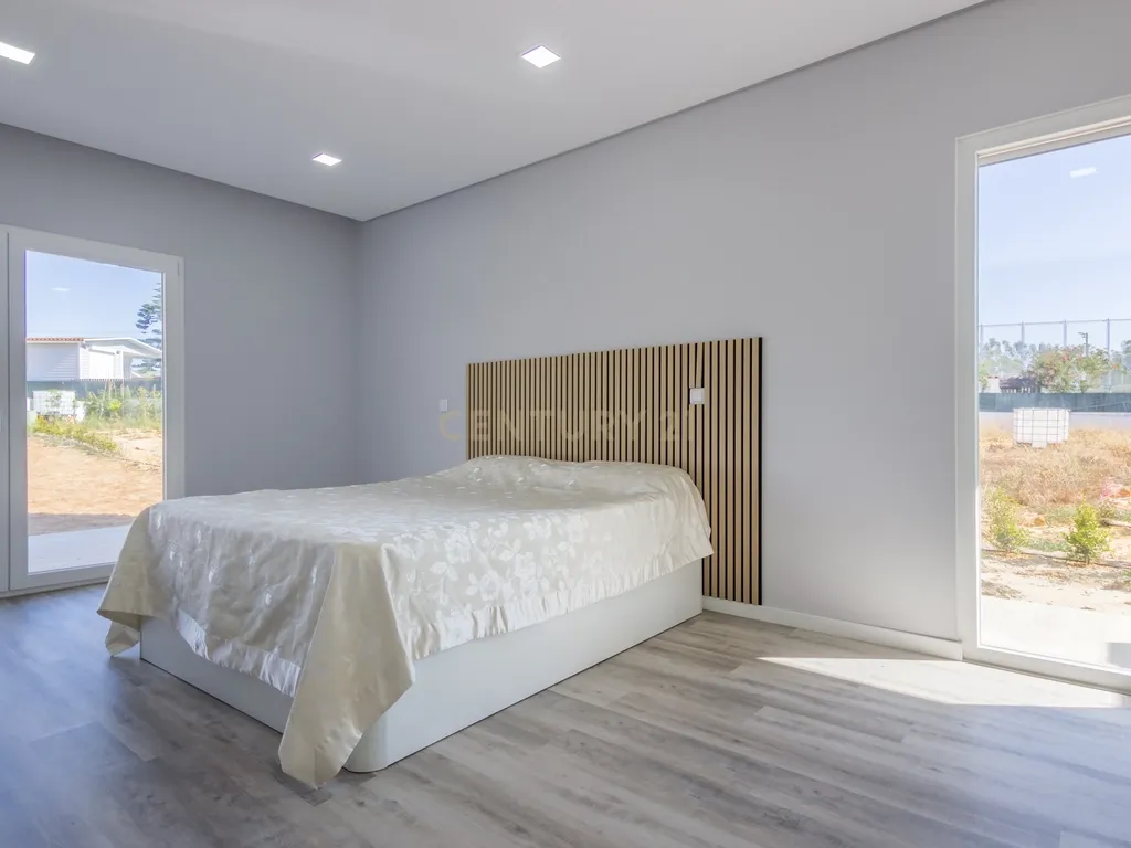 Vila Alegre / Fernão Ferro - Luxuosa moradia isolada térrea de 4 assoalhadas com arquitetura comtemporânea inserida em lote de 2775 m² - Image 17