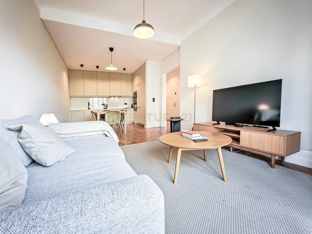 Apartamento T3 de Luxo na Av. Elias Garcia — Totalmente Mobilado e Pronto a Habitar - Image 2