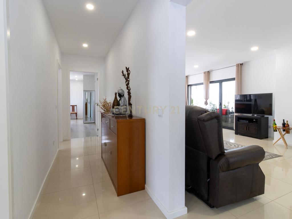 Excelente Moradia T3 Térrea SEMI-NOVA em Alcobaça com Jardim e garagem - Image 12
