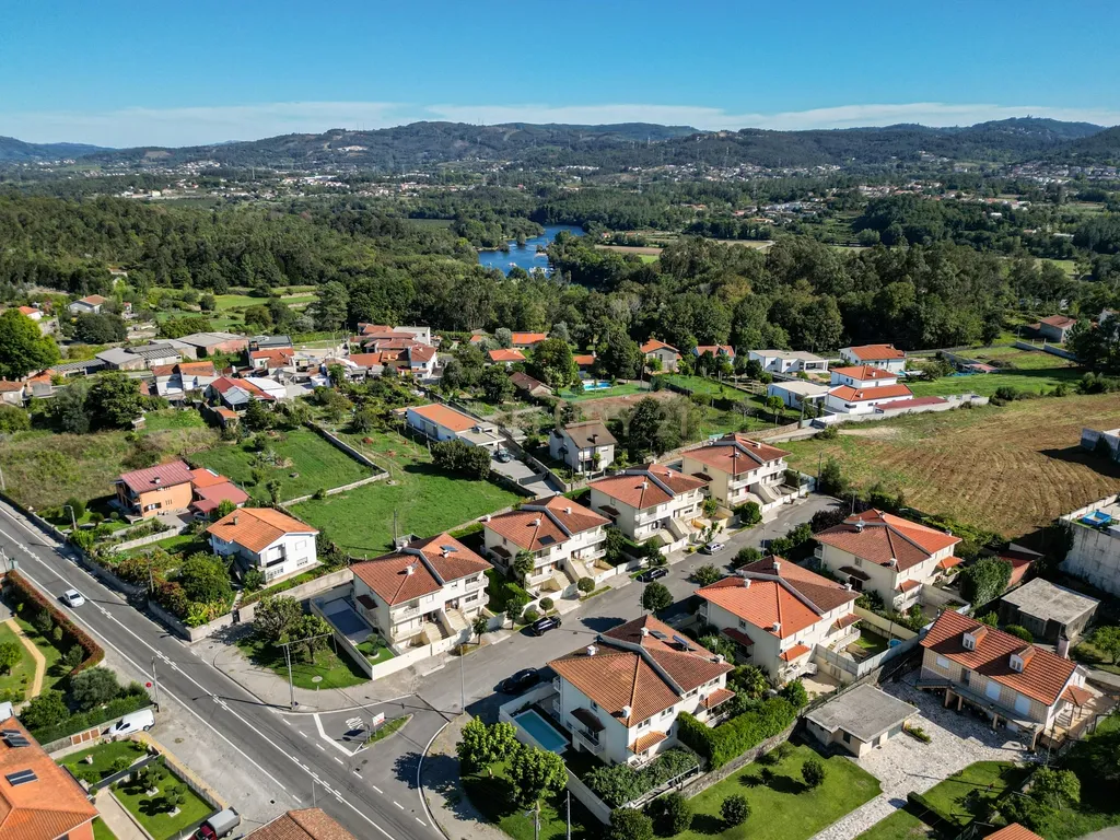 Moradia T3 com Suite, Excelentes Áreas e Vista Desafogada em Lago, Amares - Image 23