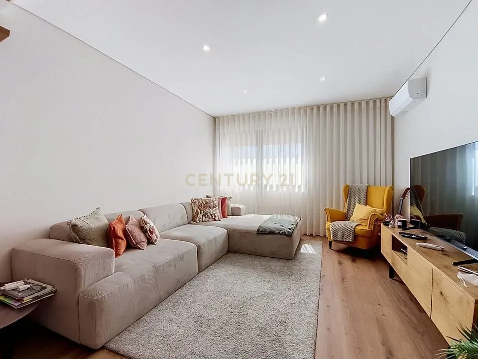 Fotografia 5 de Moradia T3 Contemporânea em São Vicente Ferreira | Conforto, Elegância e Qualidade de Vida a 10 Minutos de Ponta Delgada