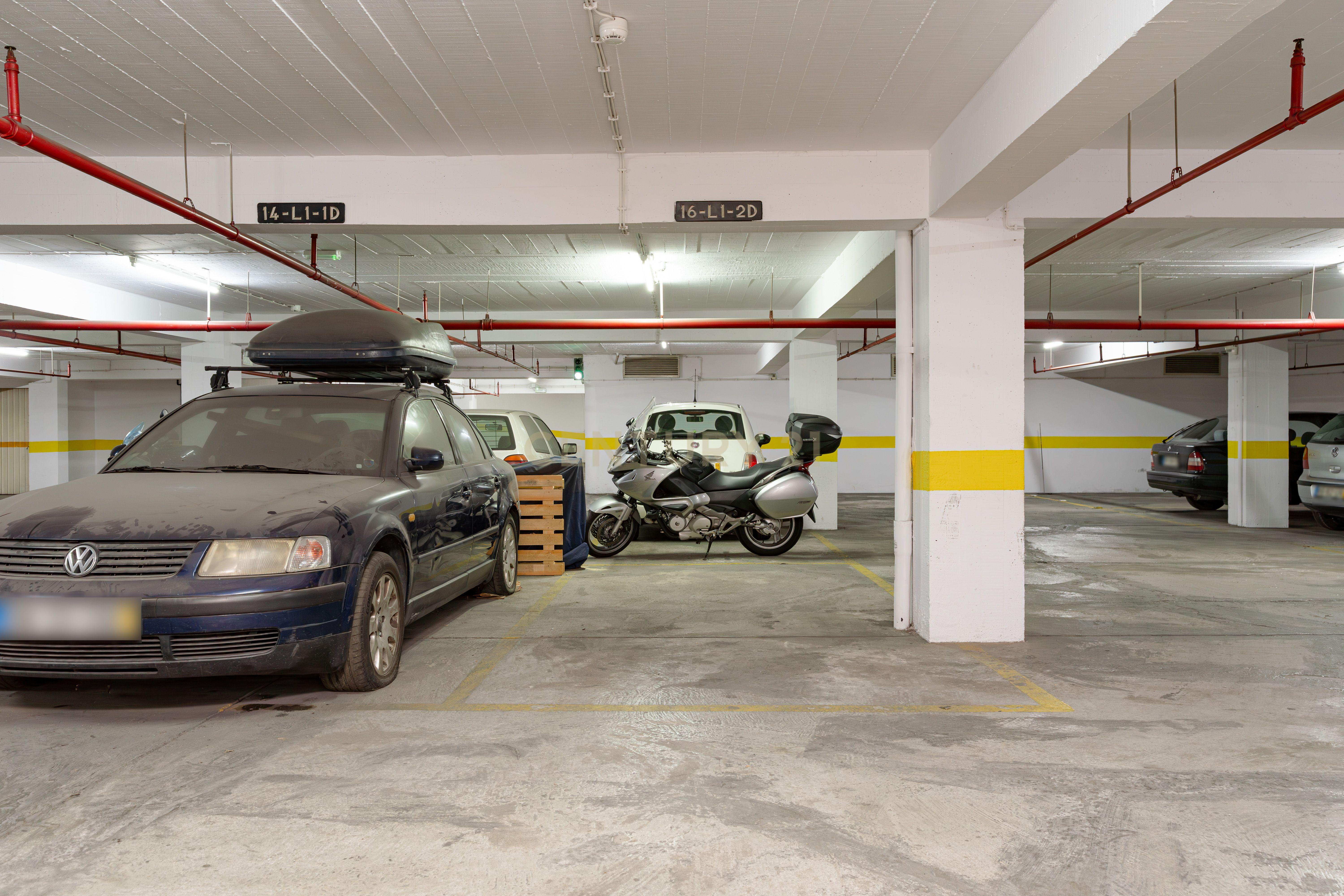 Espetacular apartamento T3 com estacionamento e arrecadação em Benfica - Image 23