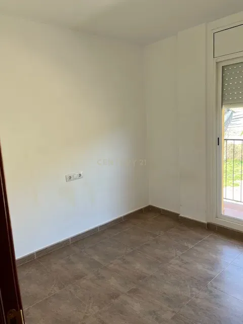 Luxuosa Moradia com Vista para a Montanha em Tarragona - Image 3