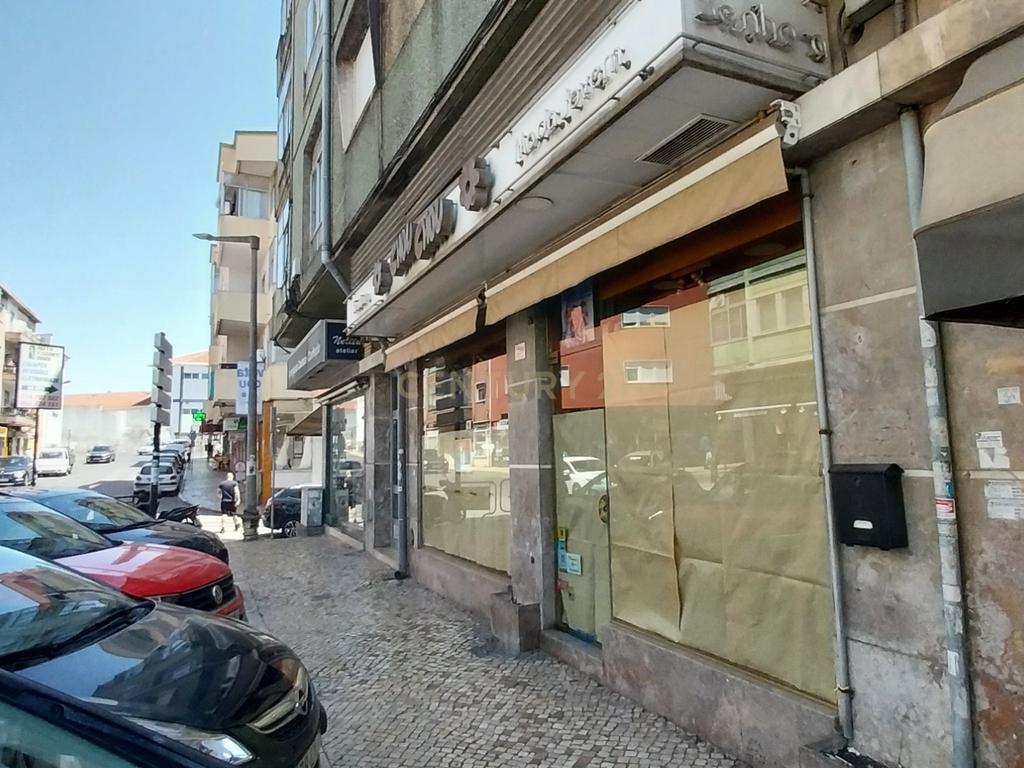 Loja de rua, em excelente localização no centro da Pontinha - Odivelas - Image 2