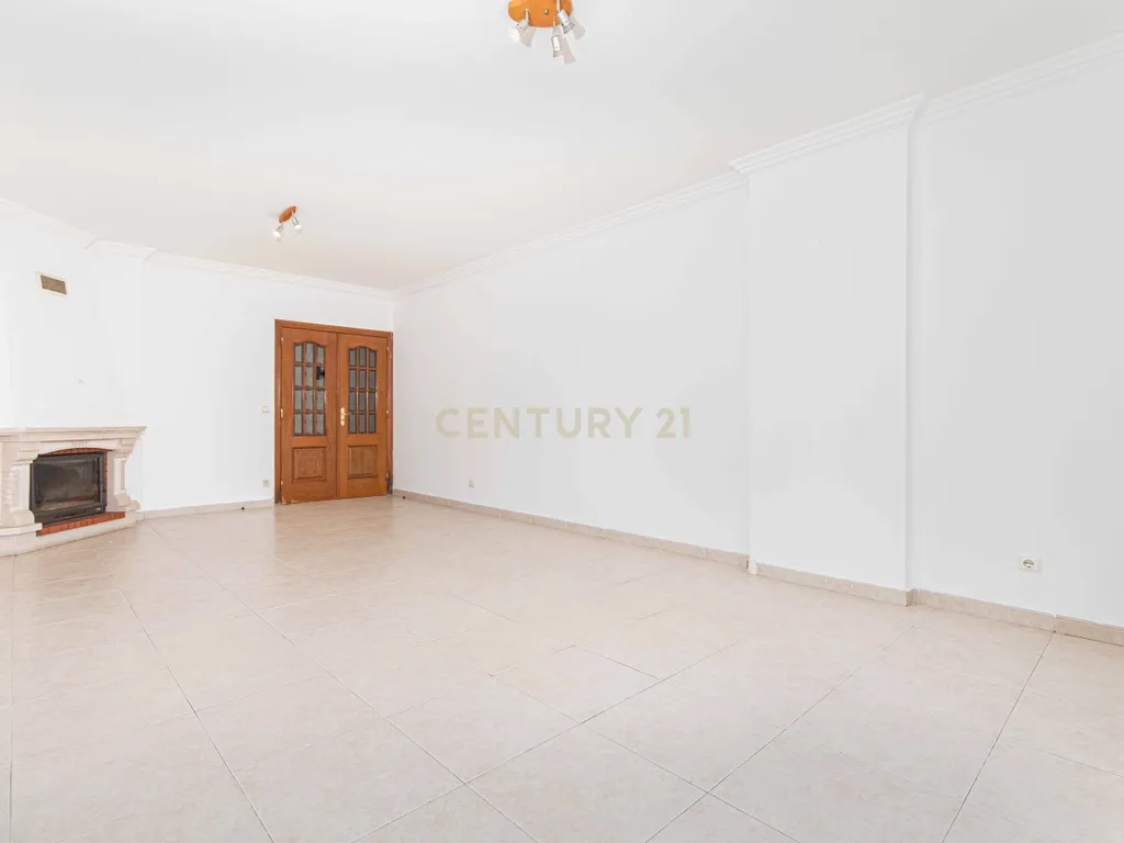 Apartamento T3 com varandas e Estacionamento | Cavaleira – Algueirão Mem Martins - Image 6