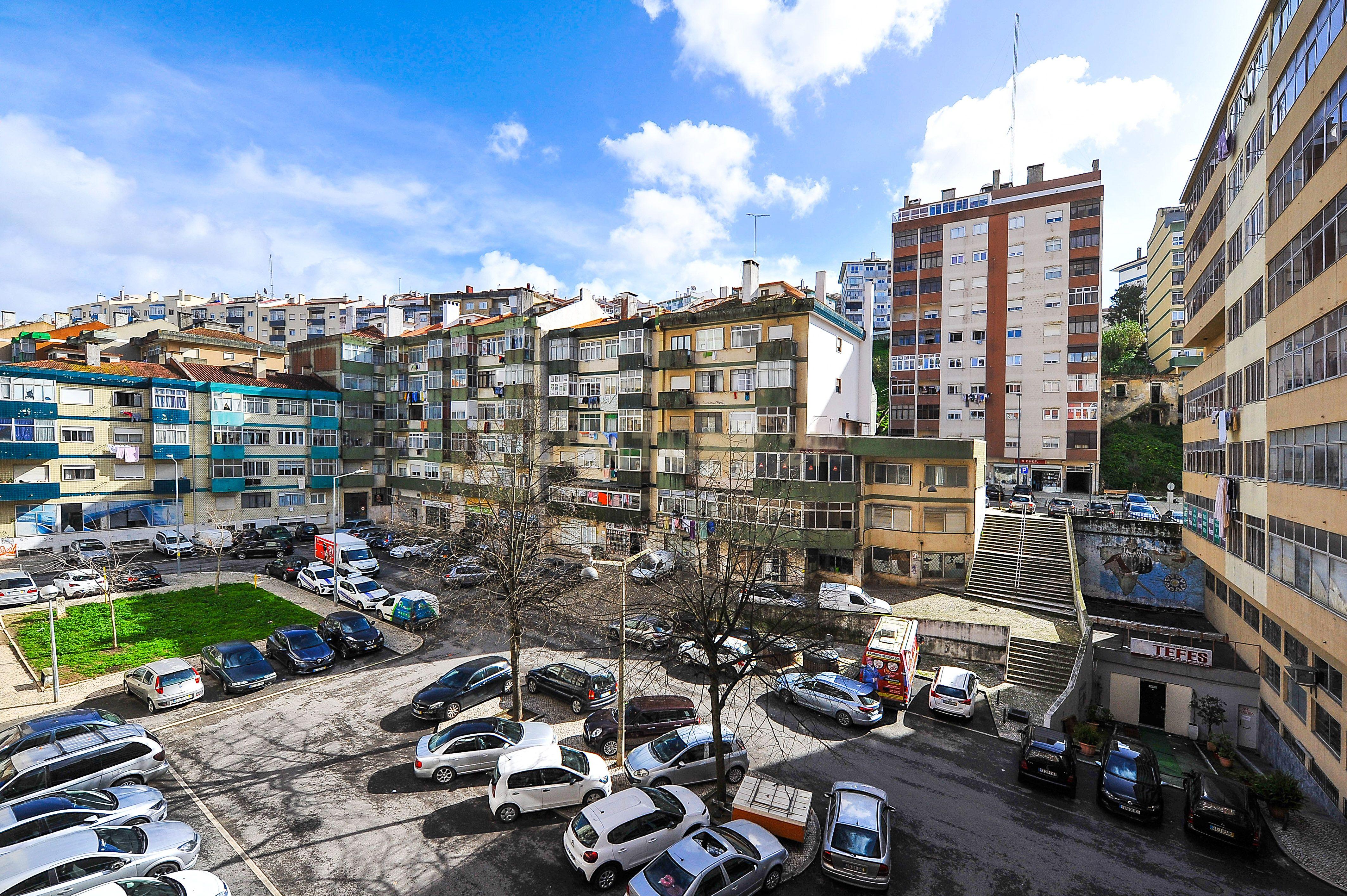 T3 Amplo e Luminoso na Av. dos Bons Amigos – Cacém - Image 19