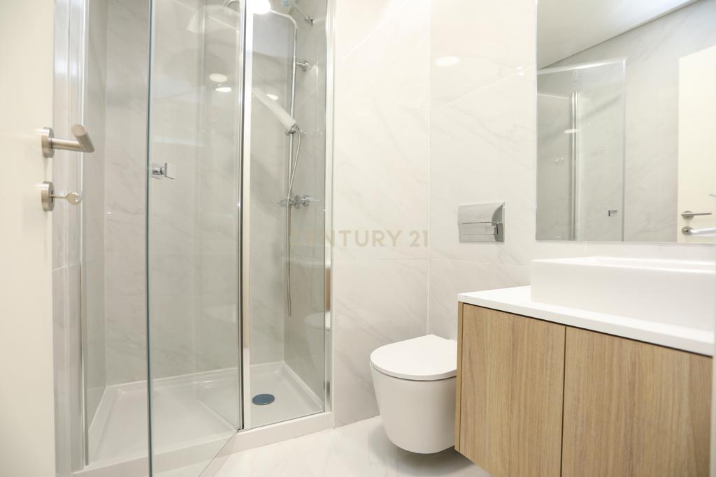 Apartamento T2 NOVO c/ varanda, arrecadação e parqueamento | Cavaleira | Sintra - Image 11