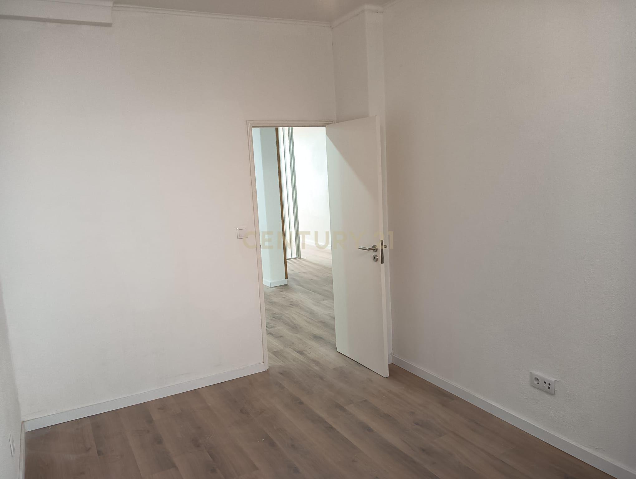 Apartamento para Investimento Metro de Alfornelos - Image 36