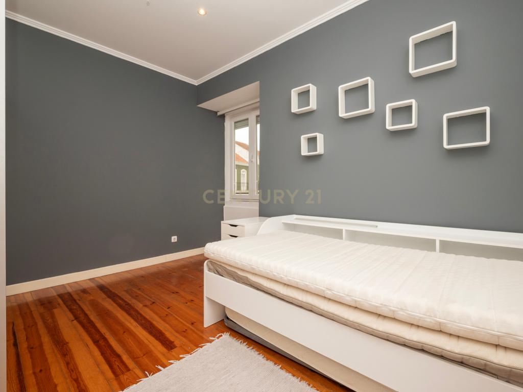 Apartamento T3 com terraço na Graça - Image 10