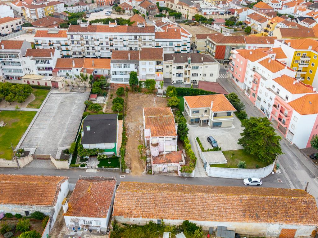 Moradia T5 para remodelar ou lote para construção — Centro do Bombarral - Image 3