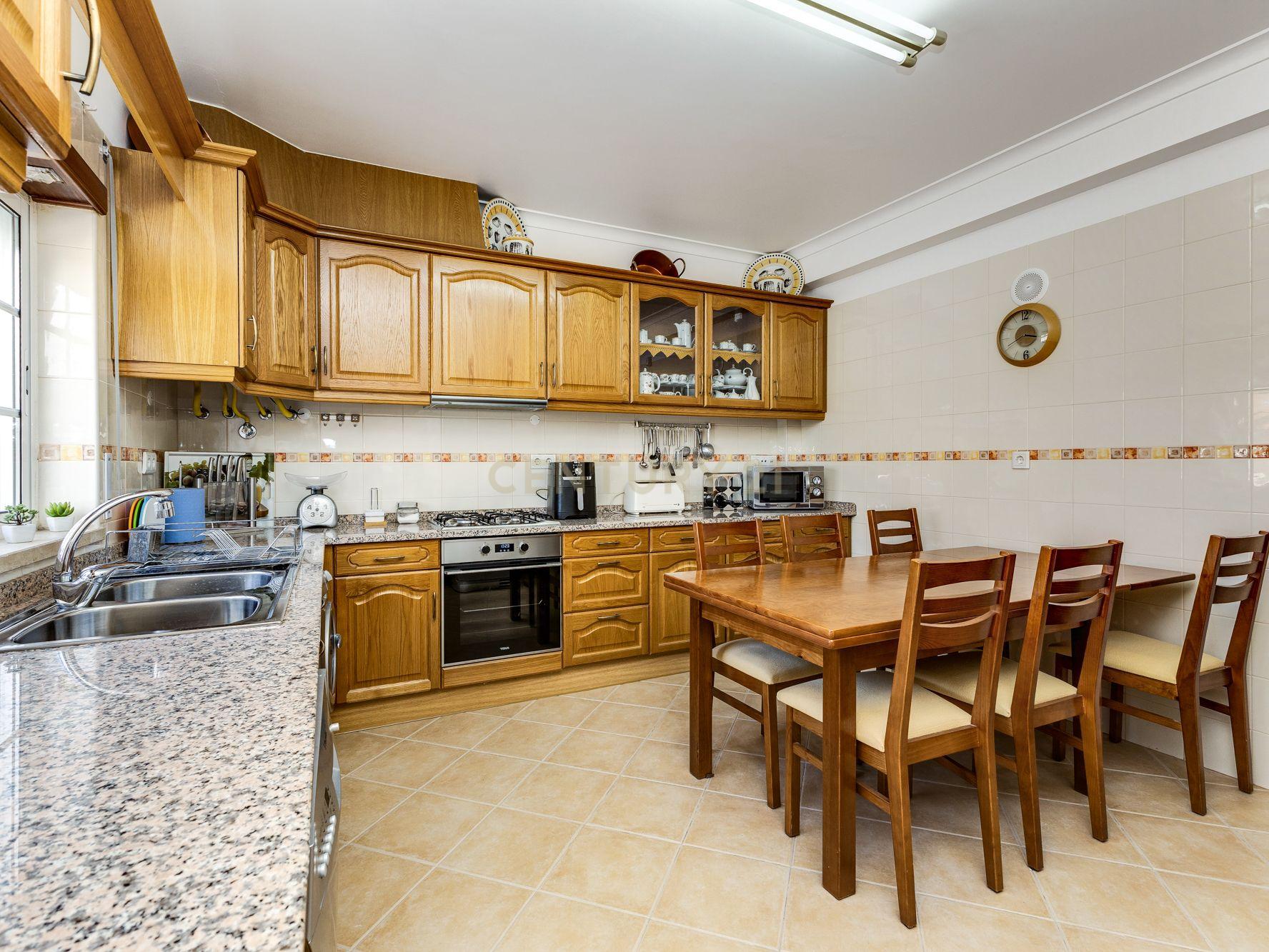 Casa Moderna em Vila de Rei com 4 Quartos e Segurança Avançada - Image 41