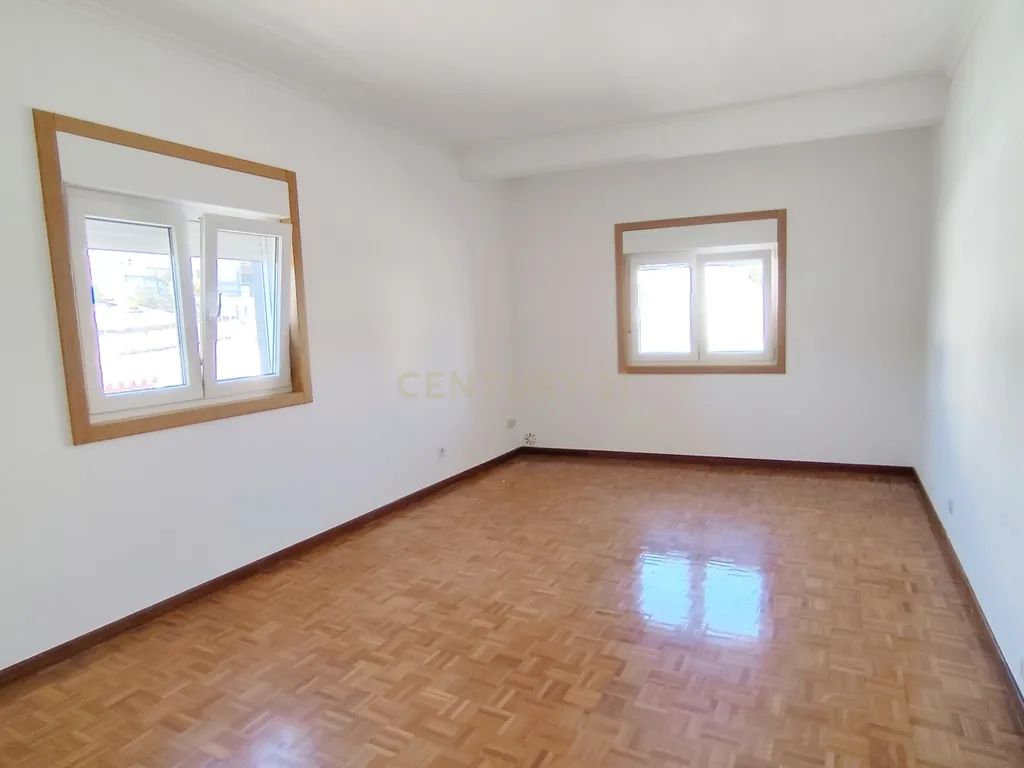 Moradia T4 numa Localização Privilegiada em Chaves - Image 12