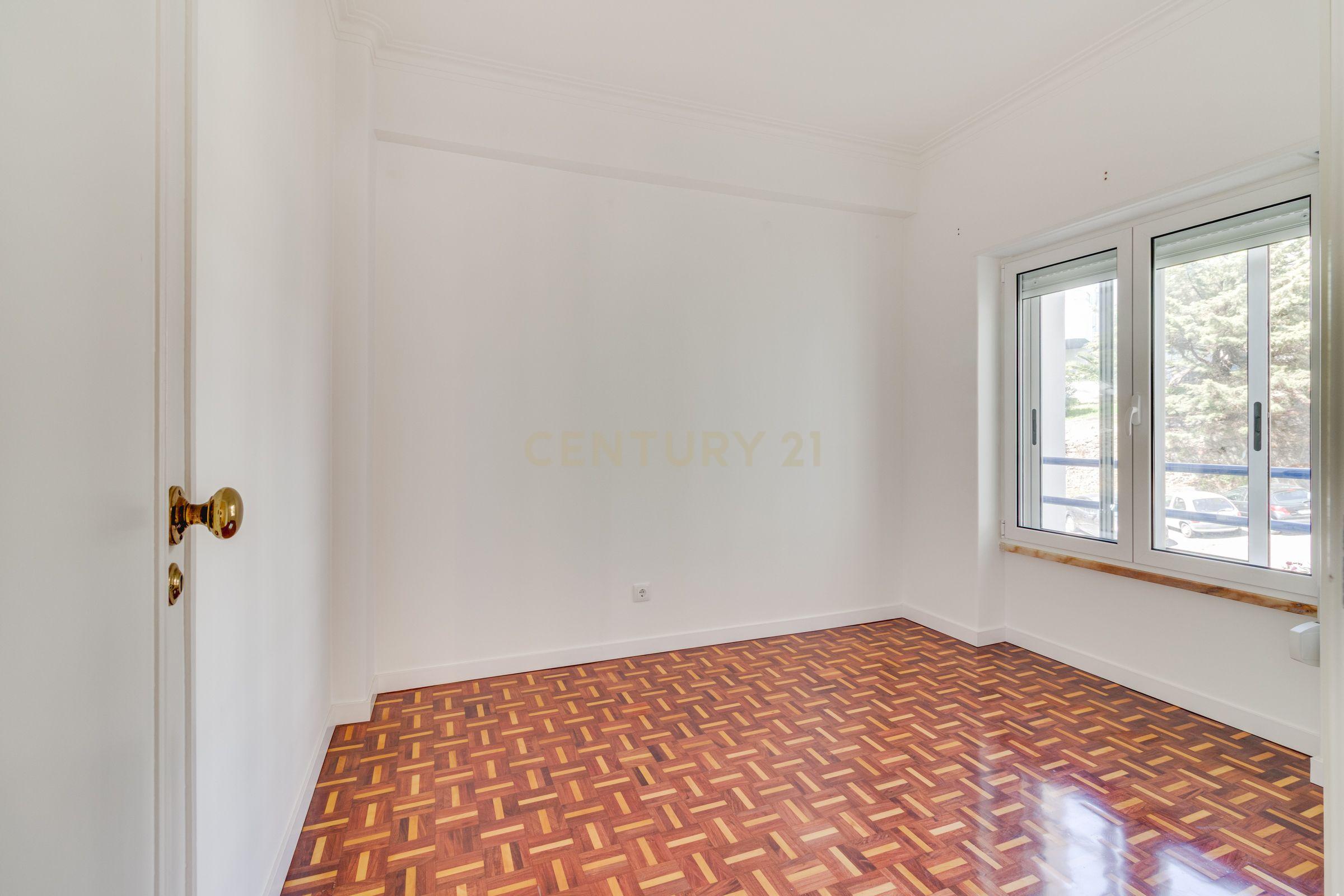 Fotografia 3 de Apartamento T3 Espaçoso e com Excelente Localização na Rinchoa — Rio de Mouro
