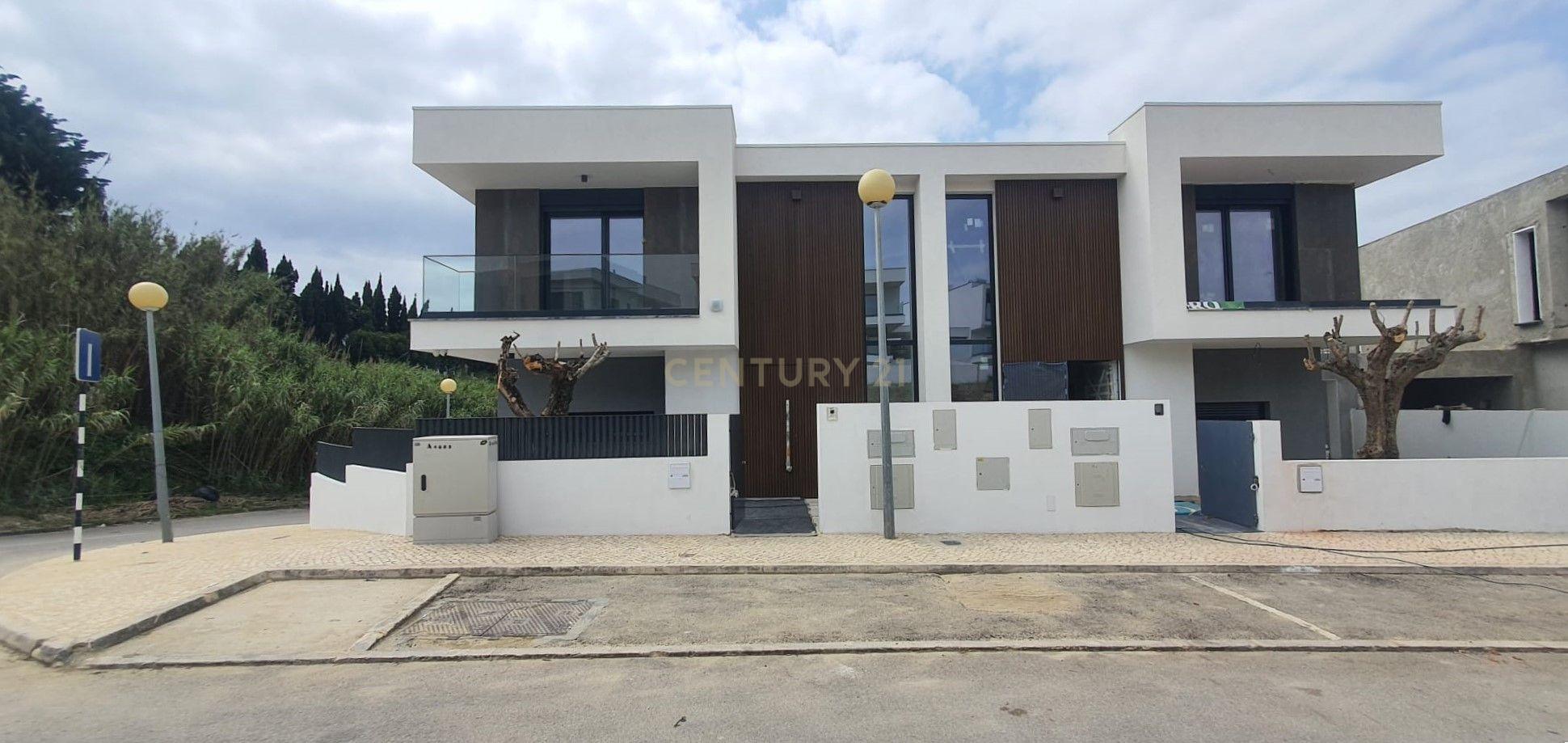 Moradia T3 + 1 FUNCHALINHO ( CAPARICA ) - LUXO - Image 1