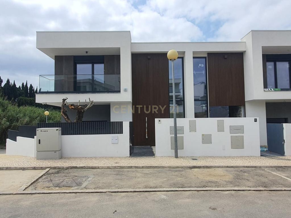 Moradia T3 + 1 FUNCHALINHO  ( CAPARICA )  - LUXO - Image 1