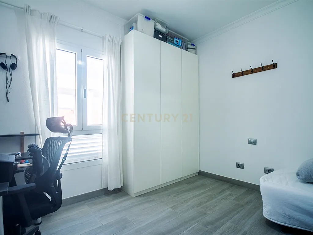 Apartamento totalmente renovado no último andar com garagem e arrecadação a 5 minutos de Las Canteras, Gran Canaria - Image 11