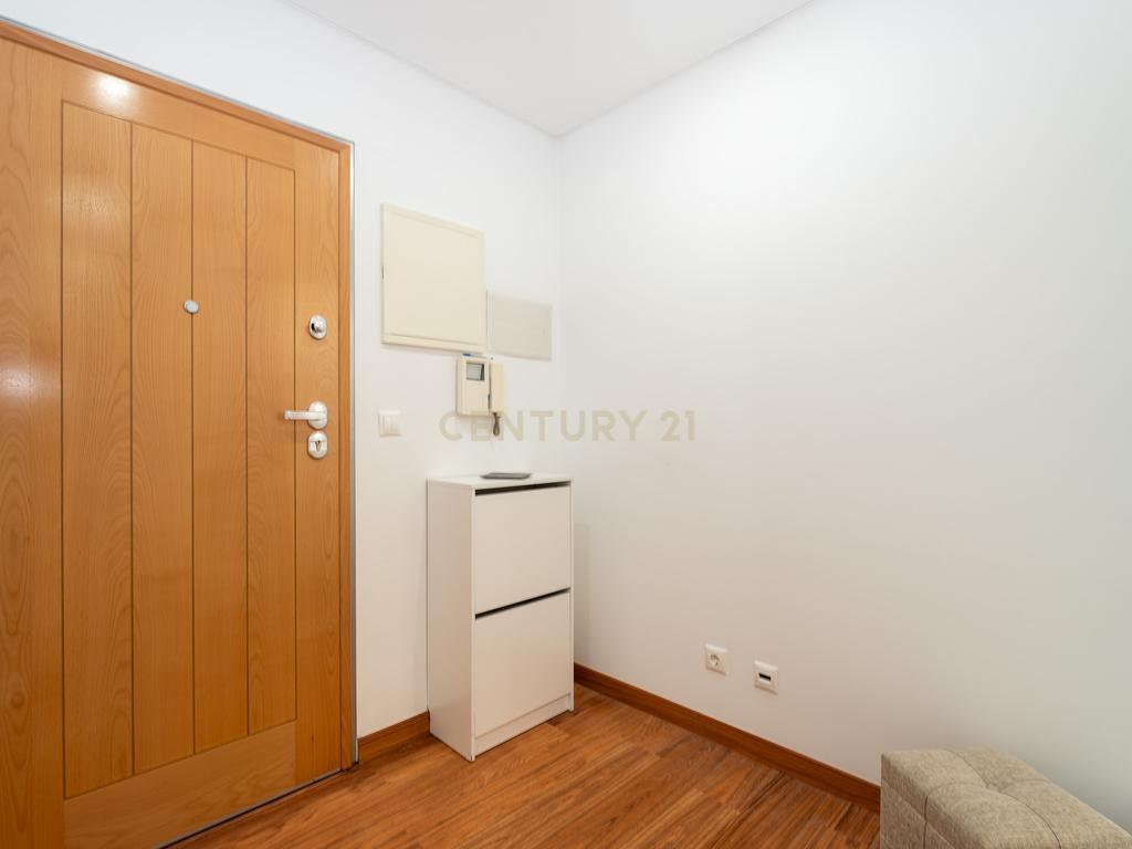 Apartamento de tipologia T3, com 2 varandas, 2 WC e box para 4 viaturas, situado no Jardim da Amoreira - Ramada em Odivelas. - Image 4