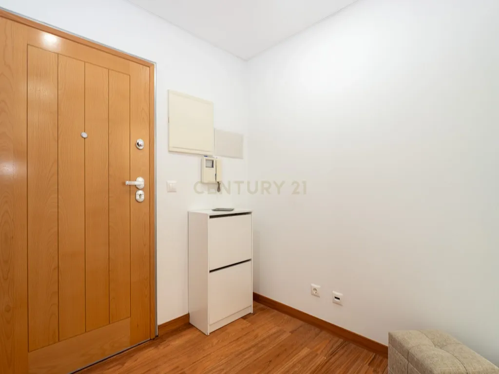 Apartamento de tipologia T3, com 2 varandas, 2 WC e box para 4 viaturas, situado no Jardim da Amoreira - Ramada em Odivelas. - Image 4