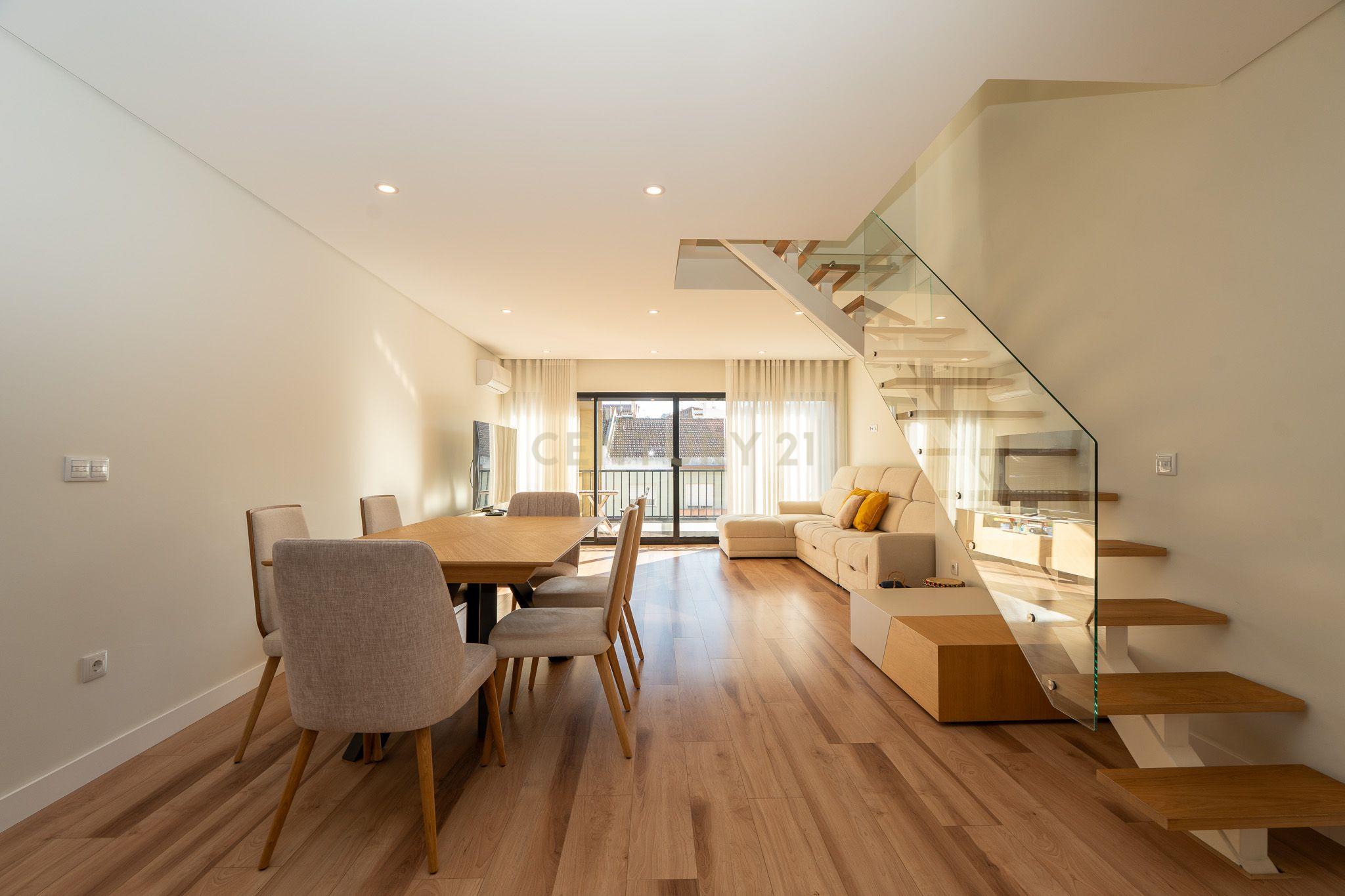 Apartamento T3+1 duplex, com terraço e estacionamento, no centro da cidade de Torres Vedras - Image 9