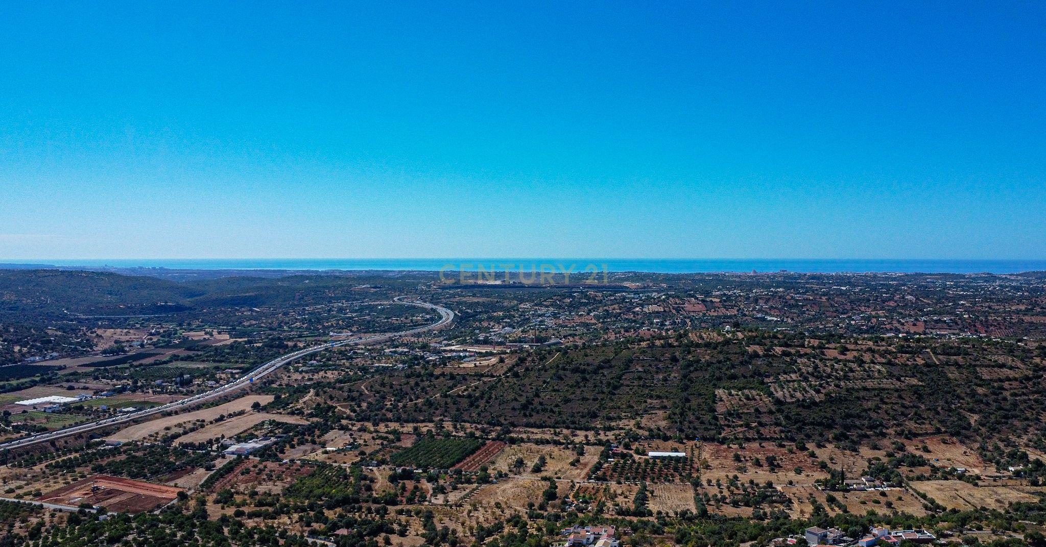 Fotografia 12 de Terreno com alfarrobeiras e bons acessos perto de Paderne