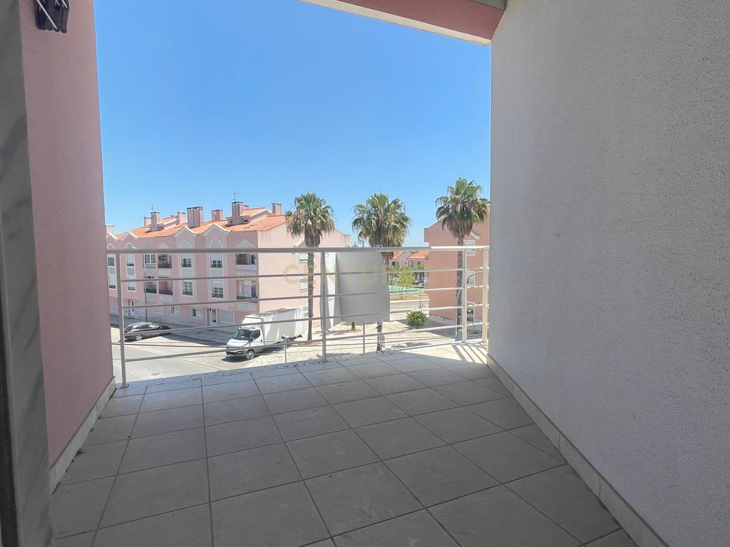 Apartamento T3, com Varanda, Arrecadação e 3 Lugares de estacionamento, no Pinhal Novo - Image 6