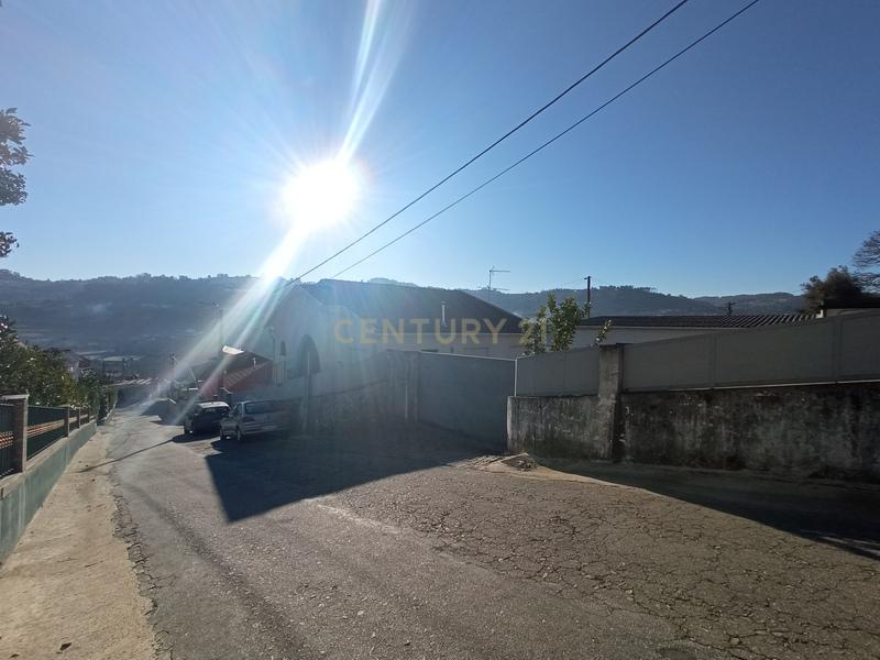 Moradia T3 unifamiliar e armazém em Tagilde e Vizela - Image 2