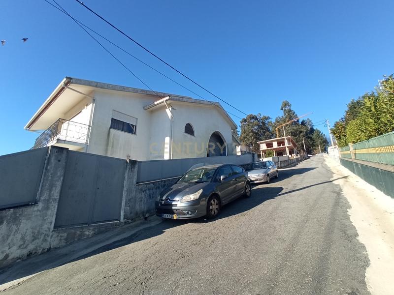 Moradia T3 unifamiliar e armazém em Tagilde e Vizela - Image 1