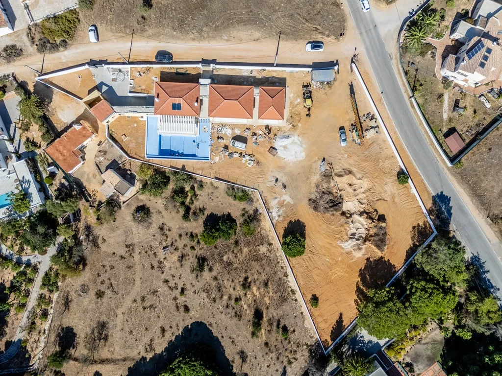 Moradia T4+1 de construção nova com piscina infinita | Caramujeira, Lagoa - Image 45