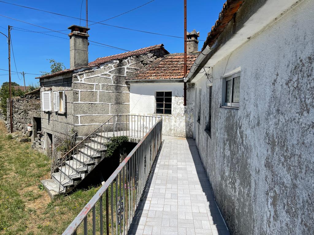 Uma quinta com uma casa que necessita de restauro, situada num terreno de 4000m², cortado por um riacho. - Image 28