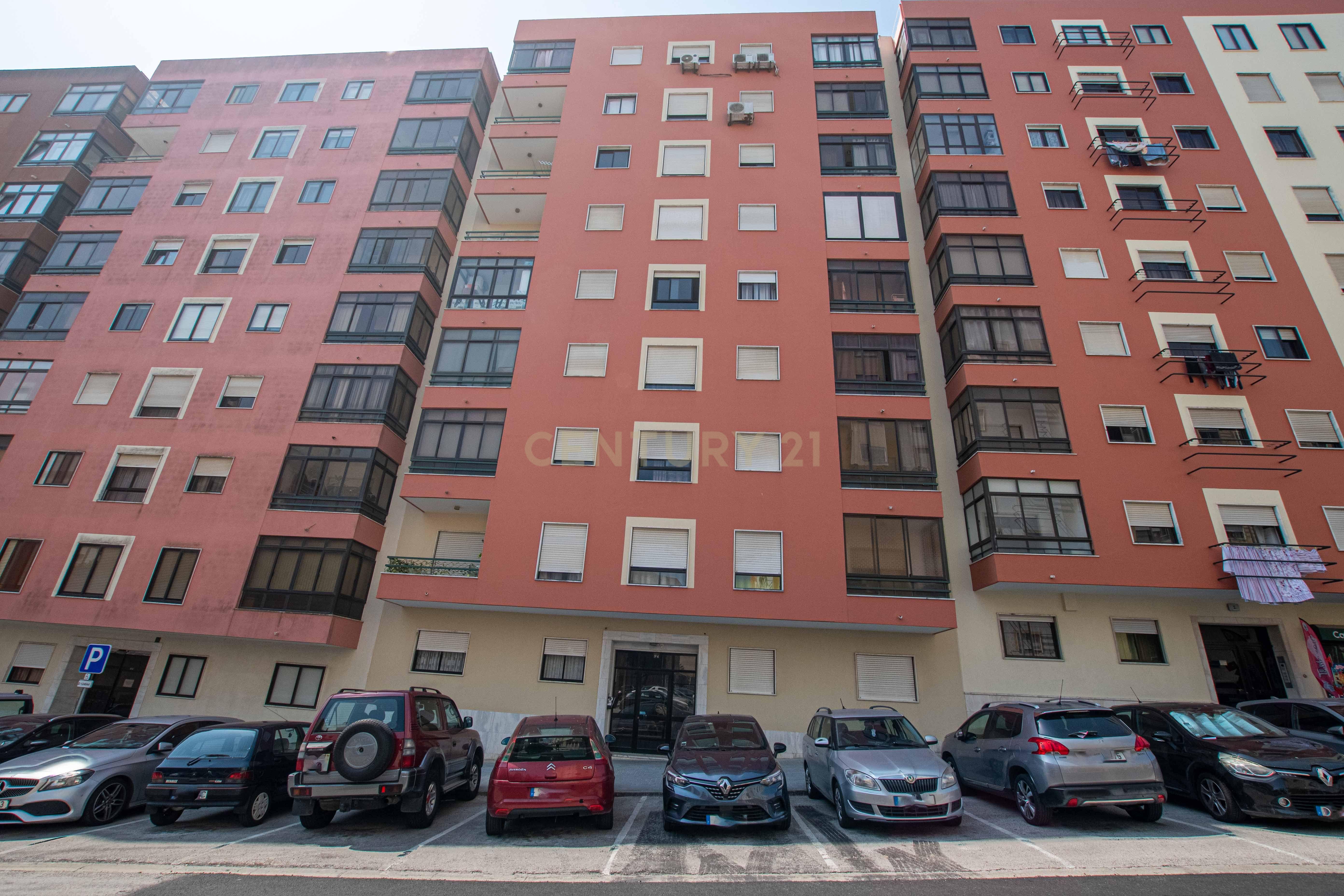 Apartamento T3 com Excelente Luminosidade | 110 m² | 2 WC | Elevador | Agualva-Cacém
