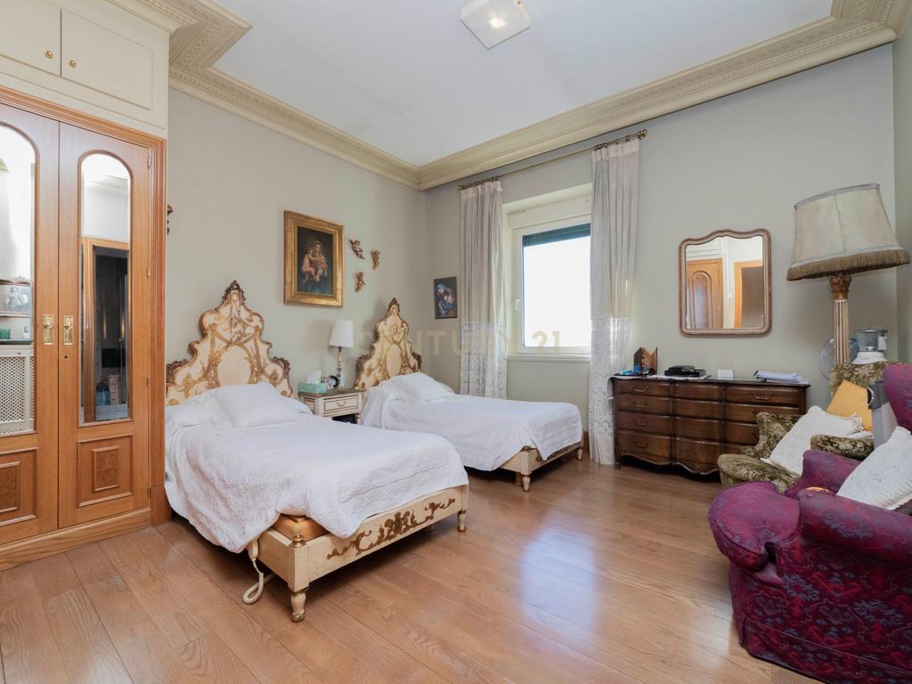 Luxuoso Apartamento T5 com Vista Panorâmica em Madrid - Image 8