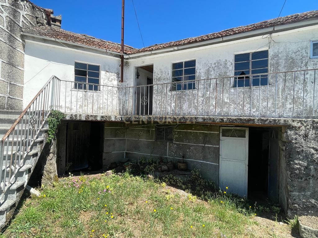 Uma quinta com uma casa que necessita de restauro, situada num terreno de 4000m², cortado por um riacho. - Image 20