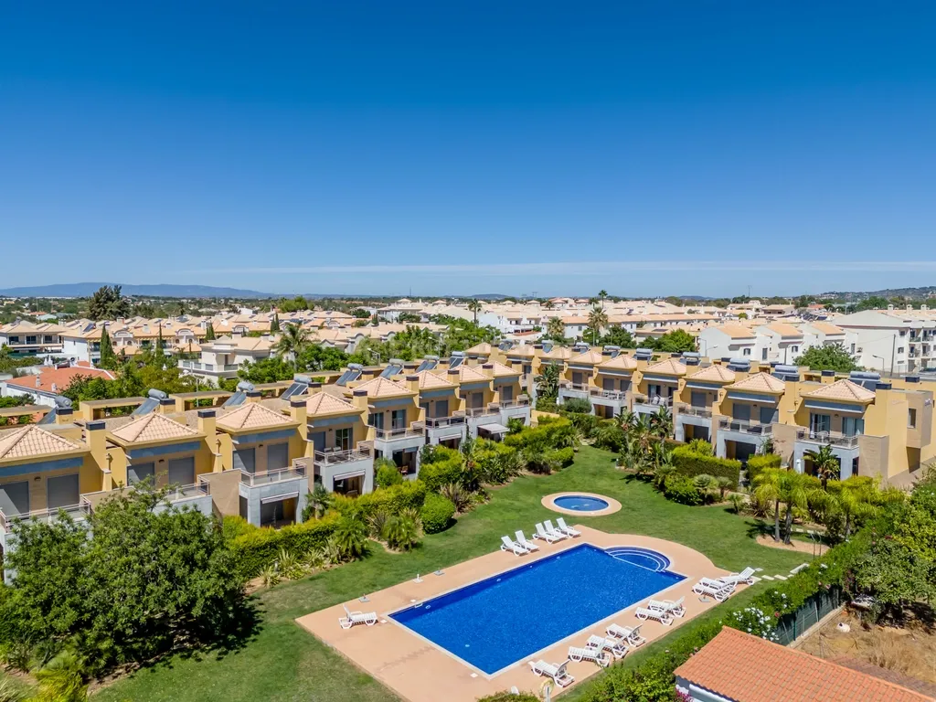 7 KM DAS PRAIAS DE ALBUFEIRA V3 COM JARDIM PRIVADO E PISCINA COMUM, GARAGEM EM BOX - Image 3