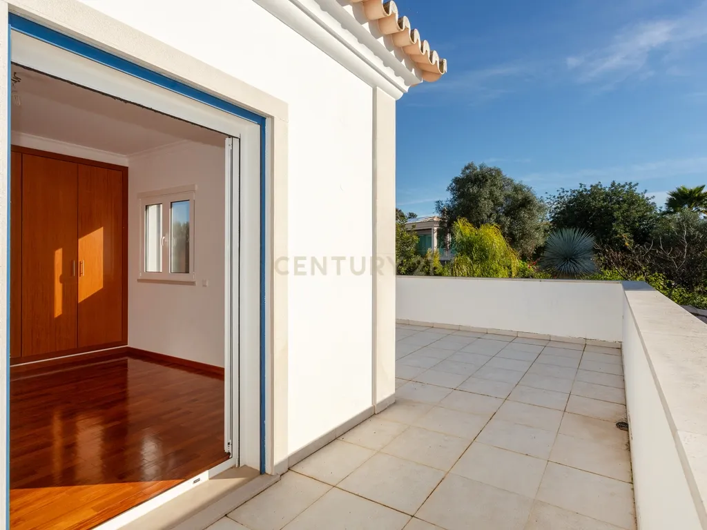 Vivenda exclusiva de construção moderna, 4 suítes, jardim imersivo com lago e viabilidade para piscina. - Image 28