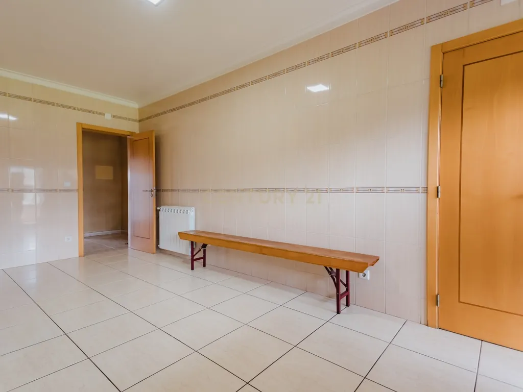 Apartamento T3 com áreas extraordinárias, garagem para 2 carros e perto da praia! - Image 13