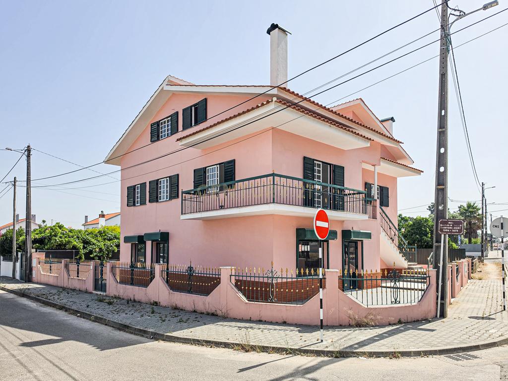 Moradia T3 + Loja em Fernão Ferro, Seixal - Oportunidade Única! - Image 2