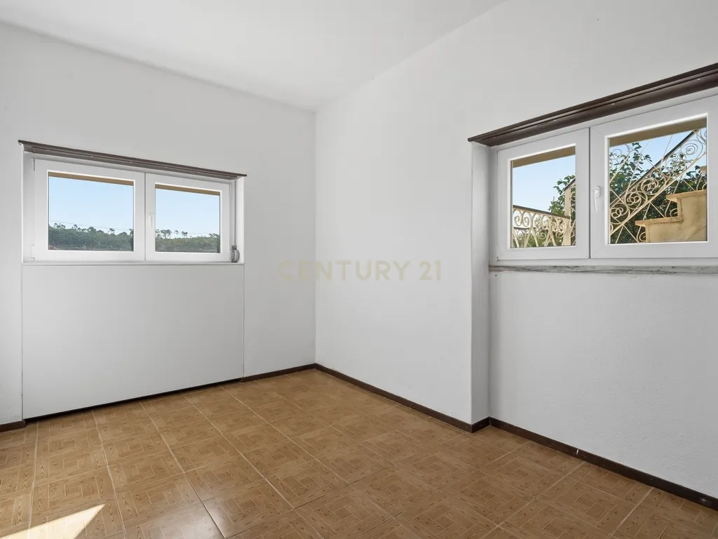 Moradia T7 de dois pisos com garagem, jardim e anexos | Terreno 894 m² na Paz em Mafra - Image 35