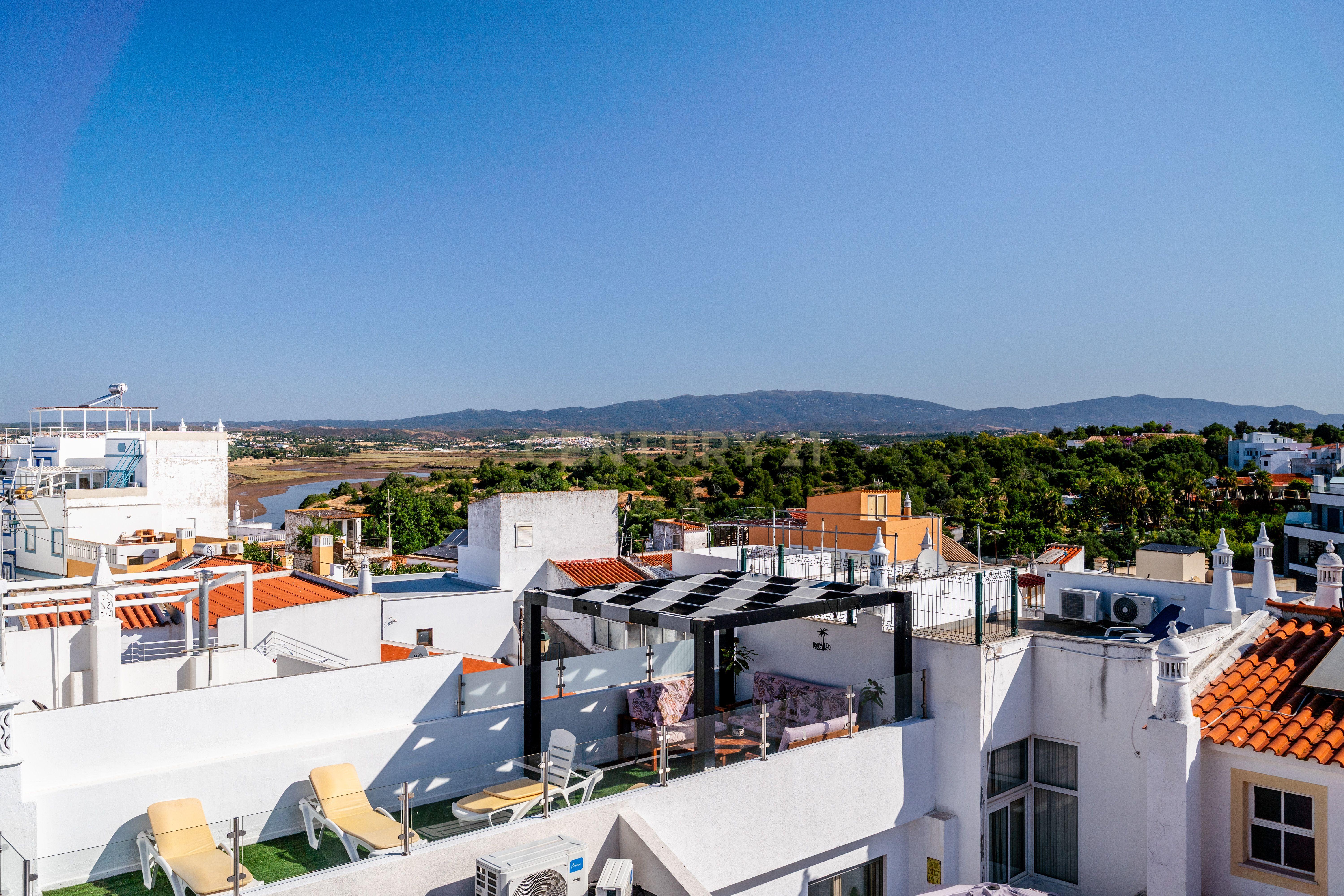 Fotografia 4 de No coração do centro histórico de Alvor, fantástica moradia T3 com loja no rés do chão