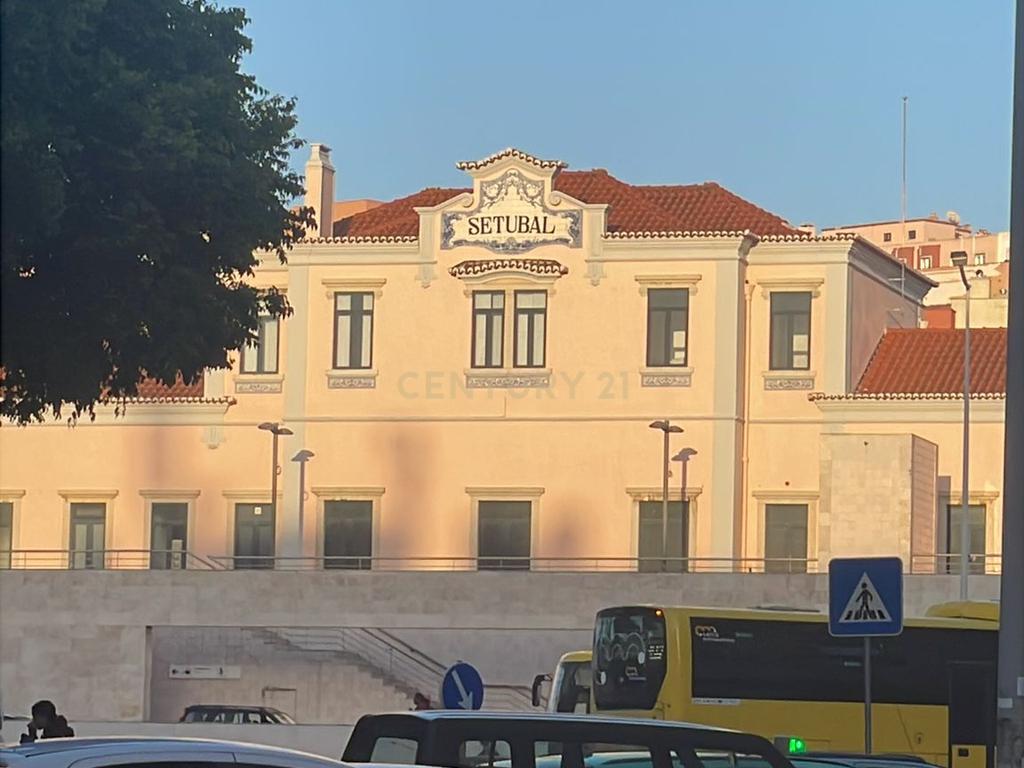T2 renovado na Praça do Brasil - no centro de Setúbal - Image 26