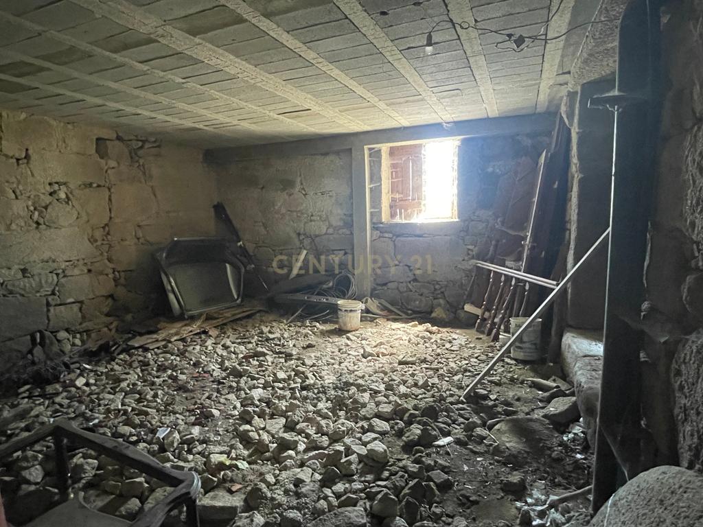 Uma quinta com uma casa que necessita de restauro, situada num terreno de 4000m², cortado por um riacho. - Image 38