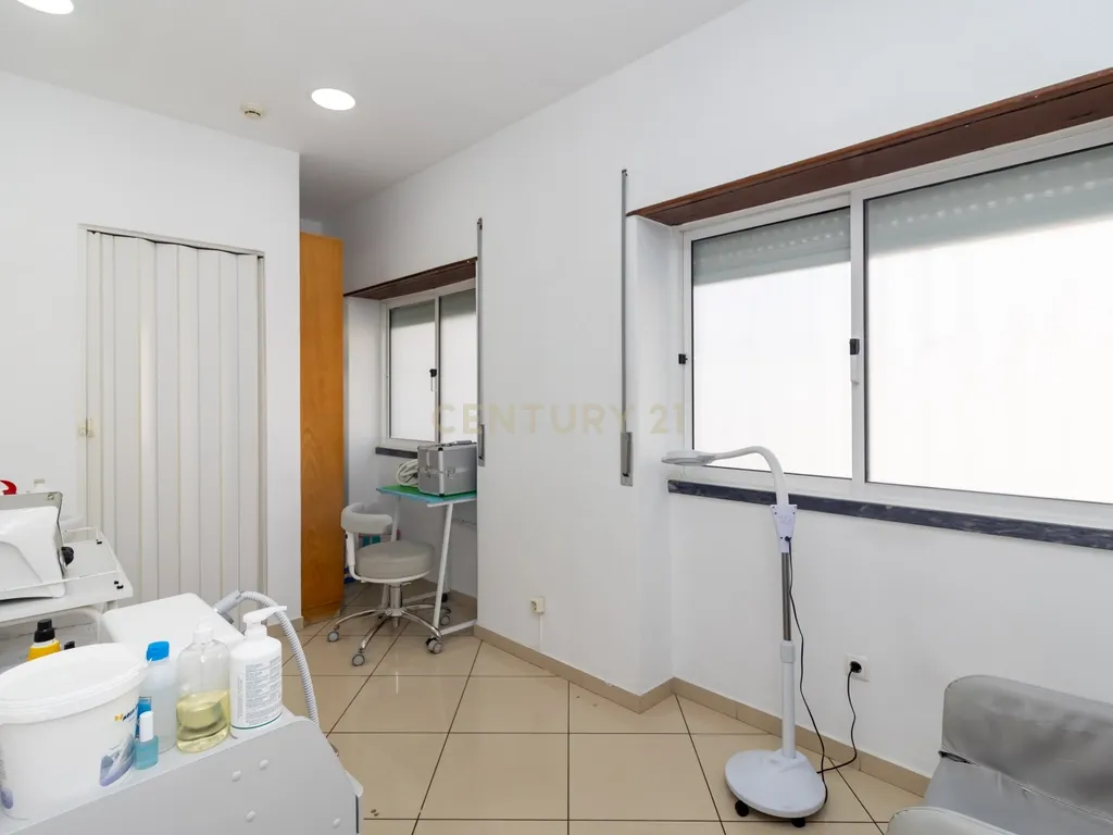 Loja na Amora em zona priveligiada com 180m2 com dois pisos! - Image 15