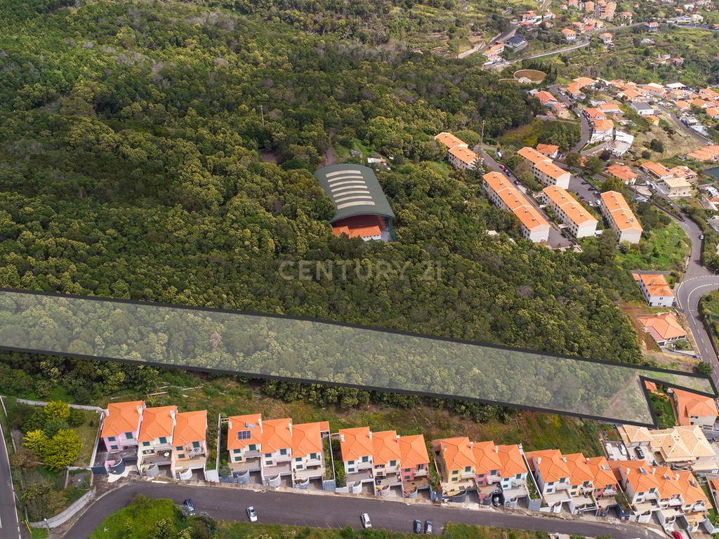 Terreno de 4734m² com Vista Mar em Santa Cruz – Madeira - Image 1