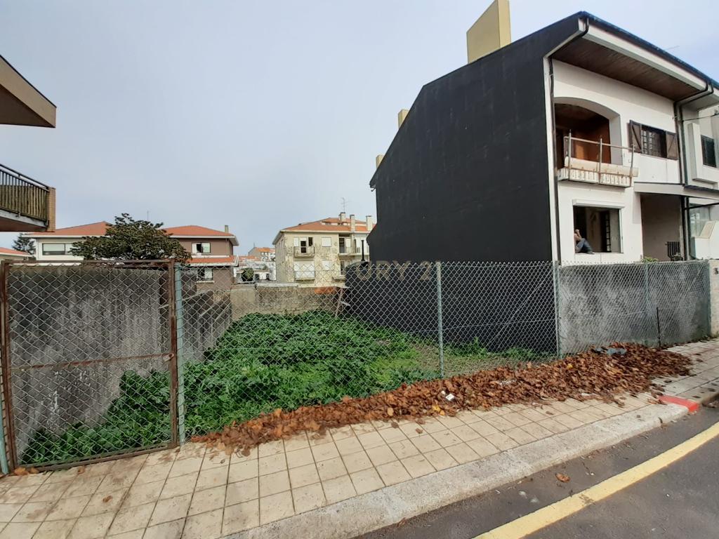 Terreno para construção de moradia de 3 frentes à Liga Portuguesa de futebol. - Image 8