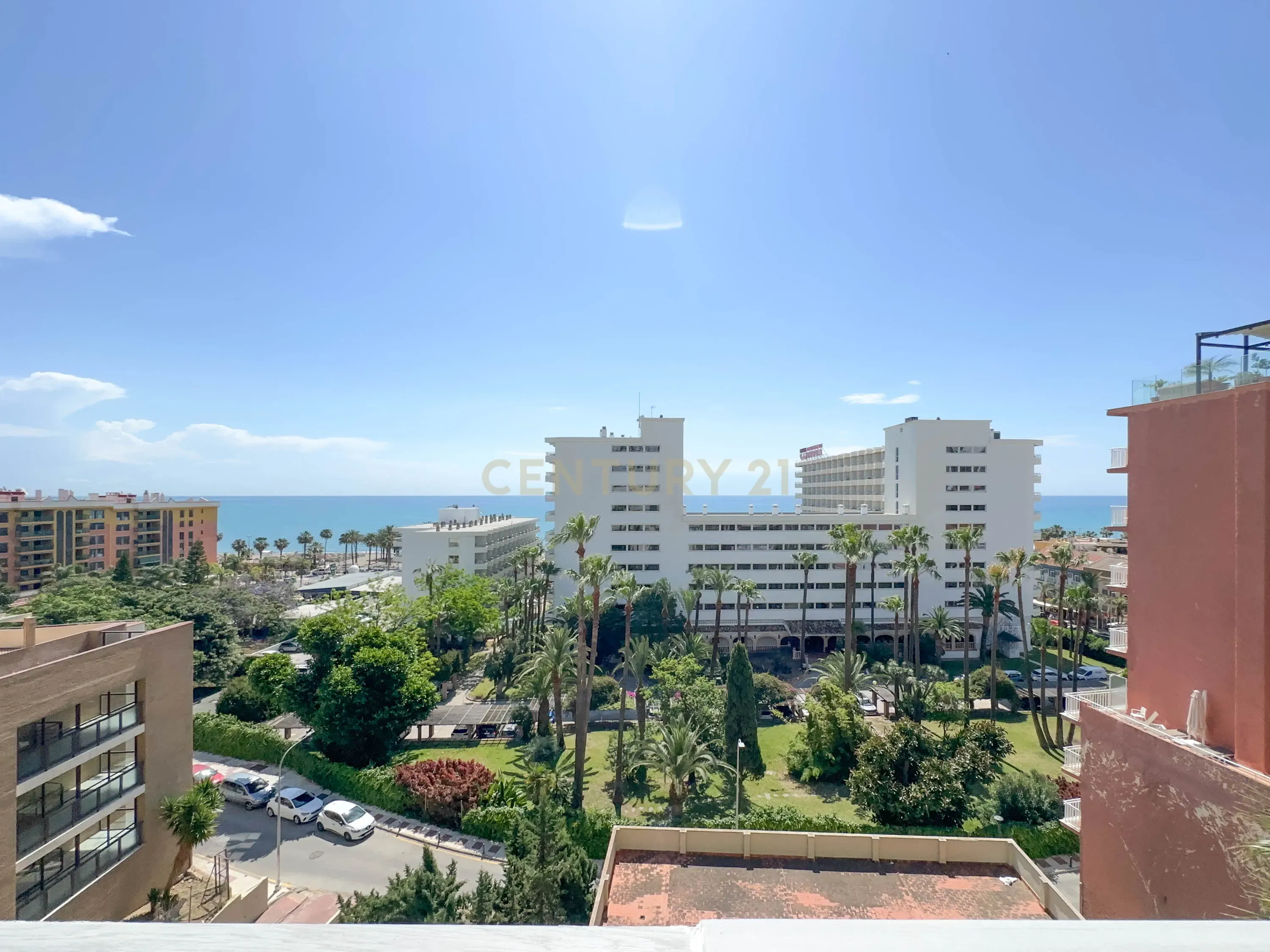 Venda de Apartamento com Amplos Terraços e Vista Panorâmica para o Mar em Torremolinos - Image 1