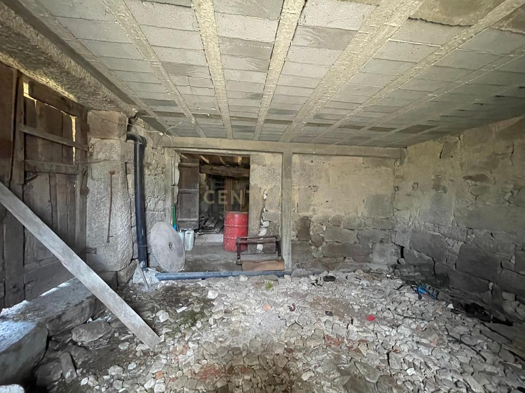 Uma quinta com uma casa que necessita de restauro, situada num terreno de 4000m², cortado por um riacho. - Image 37