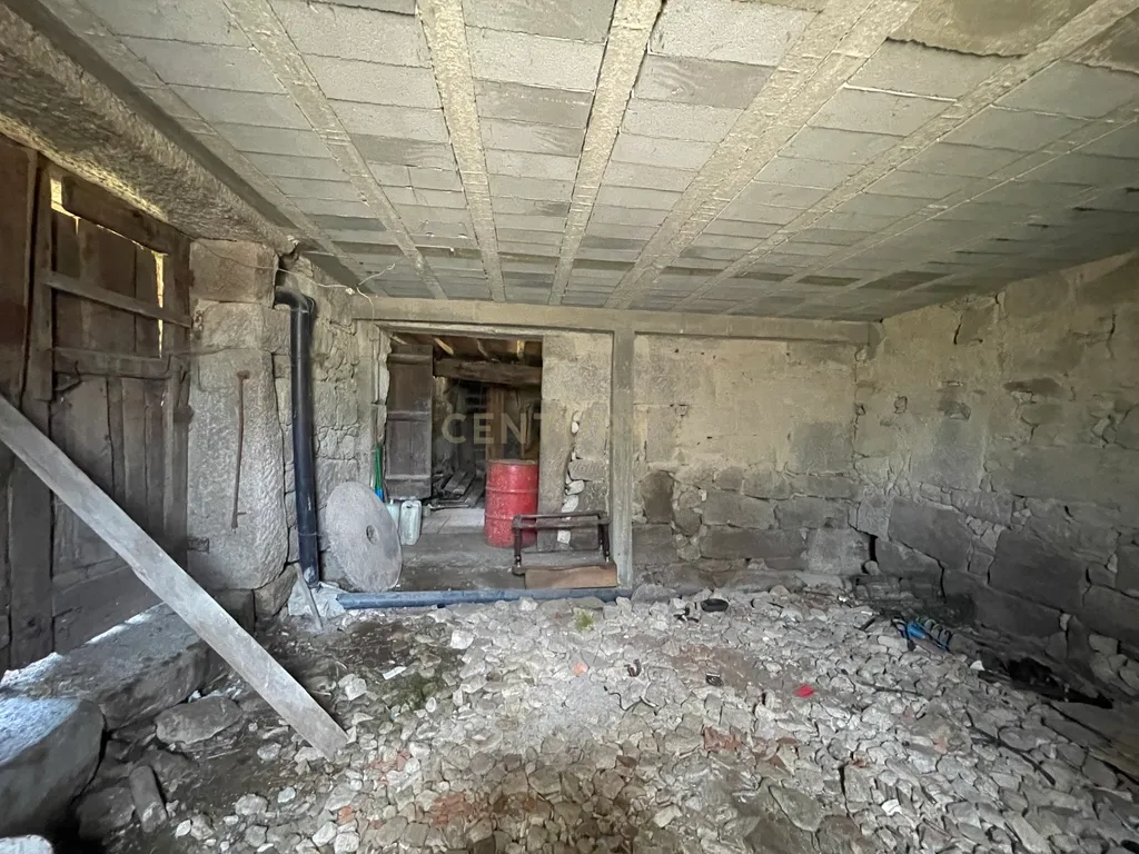 Uma quinta com uma casa que necessita de restauro, situada num terreno de 4000m², cortado por um riacho. - Image 37