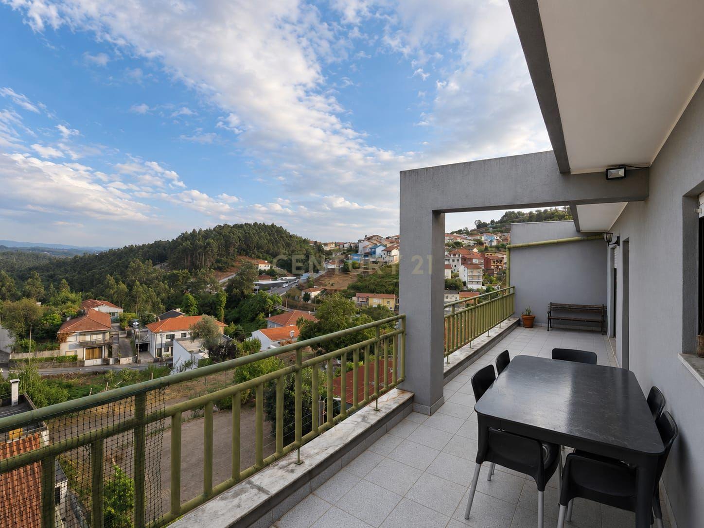 Fotografia 10 de T3 com amplos terraços, vistas panorâmicas, elevador e garagem em São Pedro da Cova
