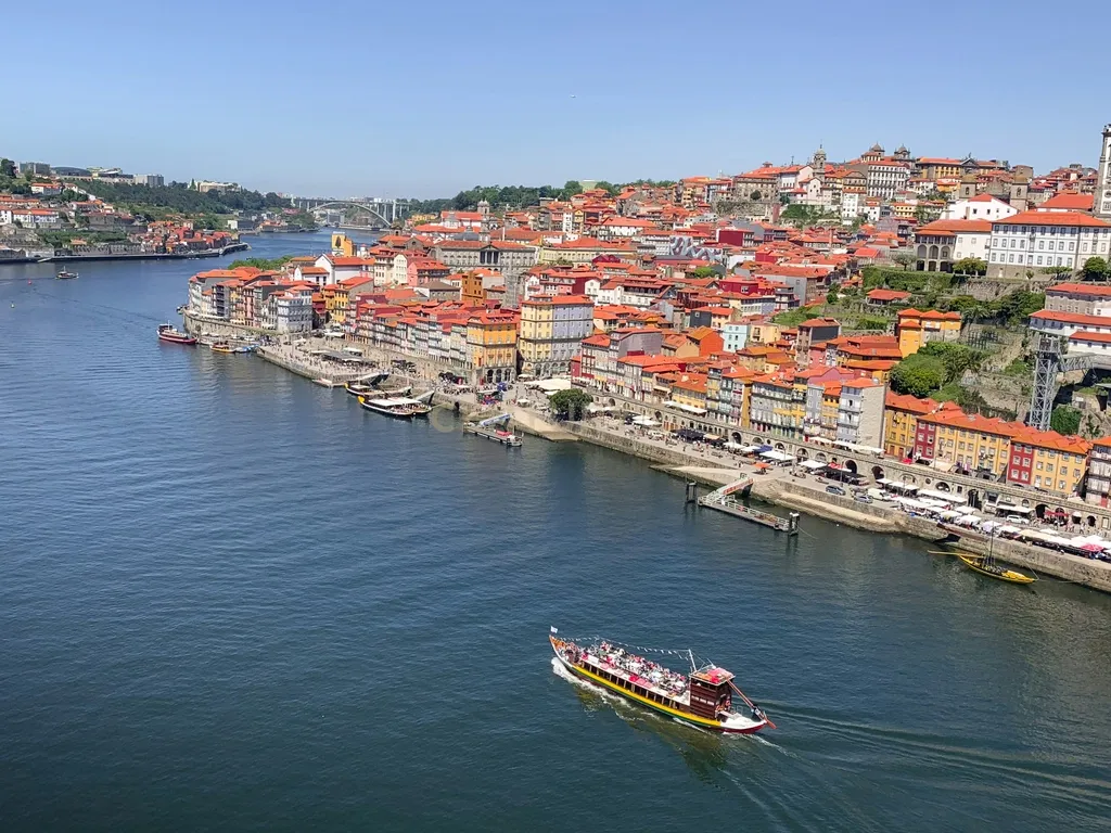 Hotel em Funcionamento no Centro do Porto | 21 Quartos e Potencial de Expansão - Image 1