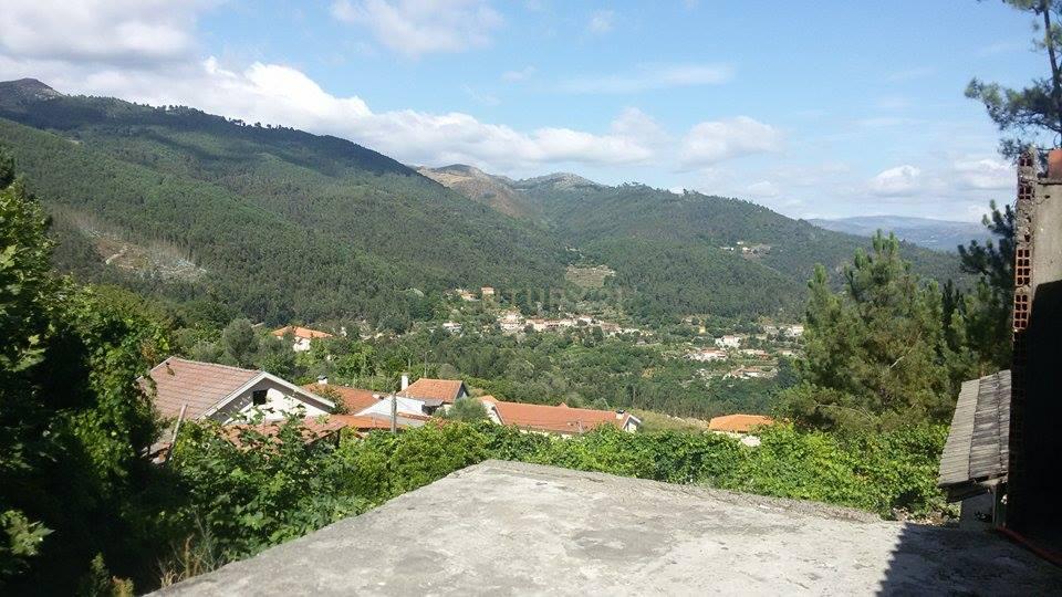 Casa no Gerês para restauro com Terreno e vistas magnificas sobre a montanha - Image 1